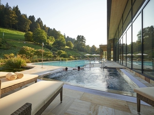 Mineraltherme Bad Teinach, Bild der wunderschnen Auenanlage bei herrlichem Wetter. Bildnachweis: Mit freundlicher Genehmigung der Hotel Therme Bad Teinach